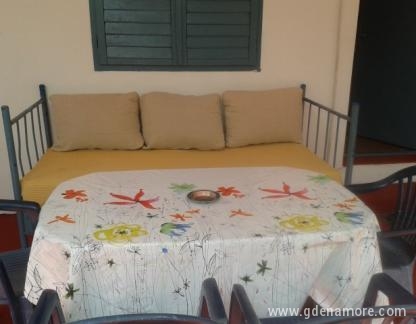 Apartment, Zimmer mit Bad, apartman, Privatunterkunft im Ort Sutomore, Montenegro - terasa